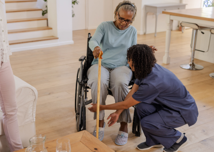 Intervenant de Ma Compagnie Occitane accompagnant une personne en situation de handicap à domicile à Albi pour favoriser son autonomie et son bien-être.
