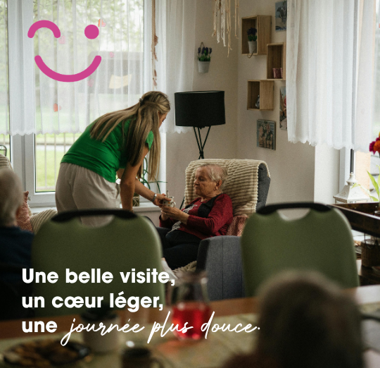 Auxiliaire de vie de Ma Compagnie Occitane accompagnant une personne âgée à son domicile à Albi dans un moment d'échange et de bienveillance.