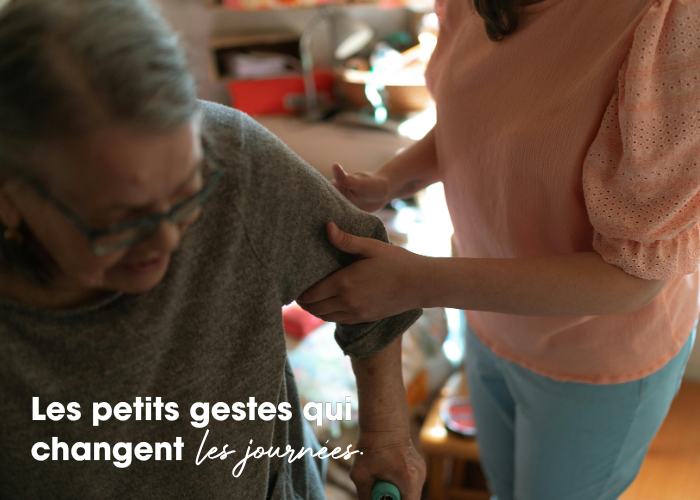 Intervenante de Ma Compagnie Occitane accompagnant une personne à son domicile après une hospitalisation à Albi afin de faciliter son retour à la maison en toute sérénité.